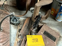 Lot 558 - kapstokken, messen, schoenaambeeld, dorsvlegel, deurklopper - afbeelding 4 van  4