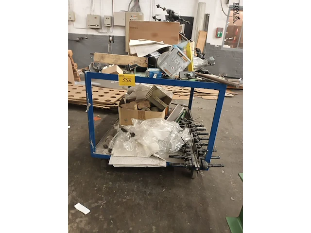 Lot 558 - transportkar met inhoud - afbeelding 2 van  5