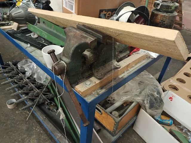 Lot 558 - transportkar met inhoud - afbeelding 4 van  5