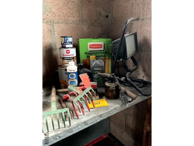 Lot 559 - lot verfpotten,harken,kapstok,borstel,lamp,brander, 15 stuks - afbeelding 1 van  4