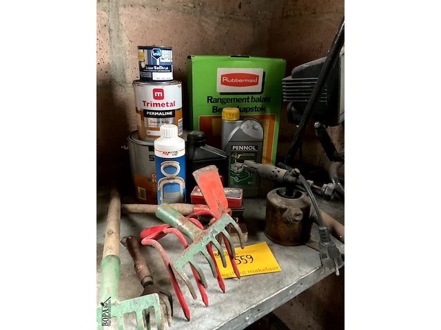 Lot 559 - lot verfpotten,harken,kapstok,borstel,lamp,brander, 15 stuks - afbeelding 2 van  4