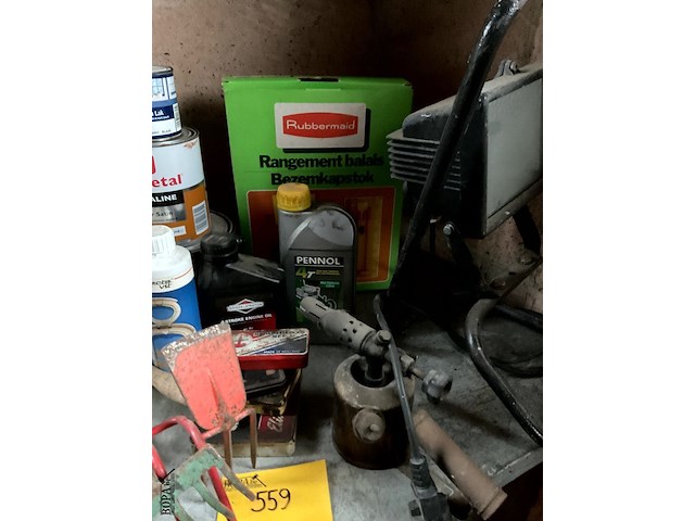 Lot 559 - lot verfpotten,harken,kapstok,borstel,lamp,brander, 15 stuks - afbeelding 3 van  4