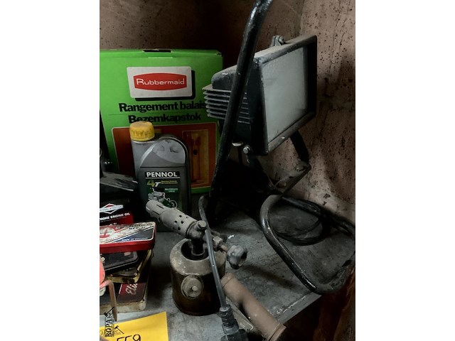 Lot 559 - lot verfpotten,harken,kapstok,borstel,lamp,brander, 15 stuks - afbeelding 4 van  4