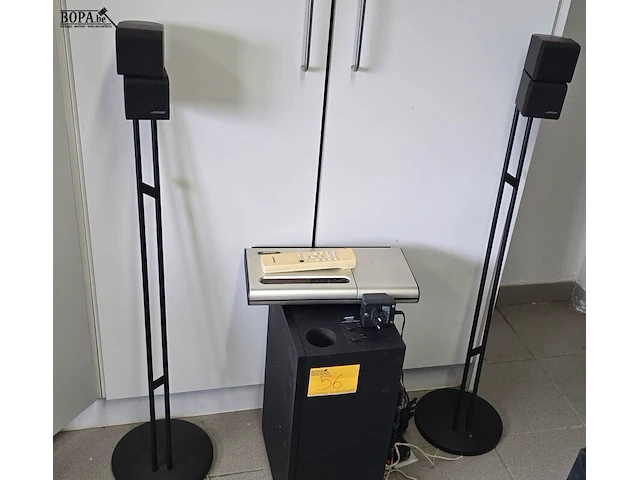 Lot 56 - bose luidsprekers op voet + cd tuner - afbeelding 1 van  9