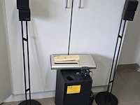 Lot 56 - bose luidsprekers op voet + cd tuner - afbeelding 1 van  9