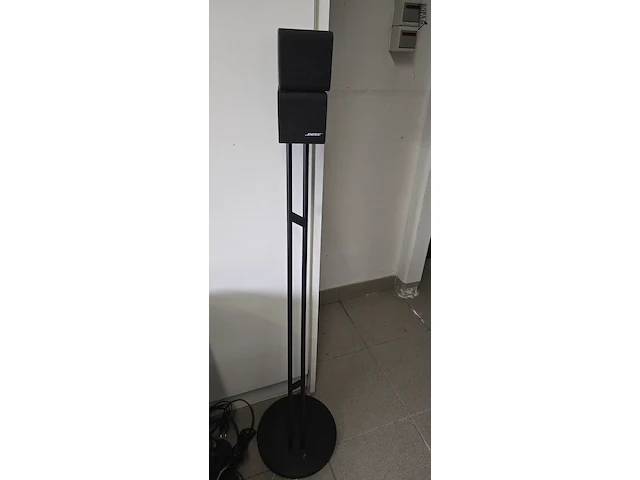 Lot 56 - bose luidsprekers op voet + cd tuner - afbeelding 3 van  9