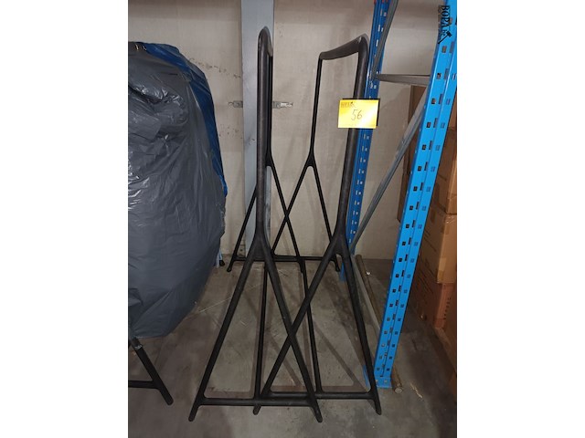 Lot 56 - kledingrek. 2 stuks - afbeelding 1 van  4