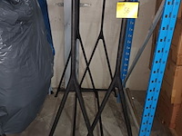 Lot 56 - kledingrek. 2 stuks - afbeelding 1 van  4