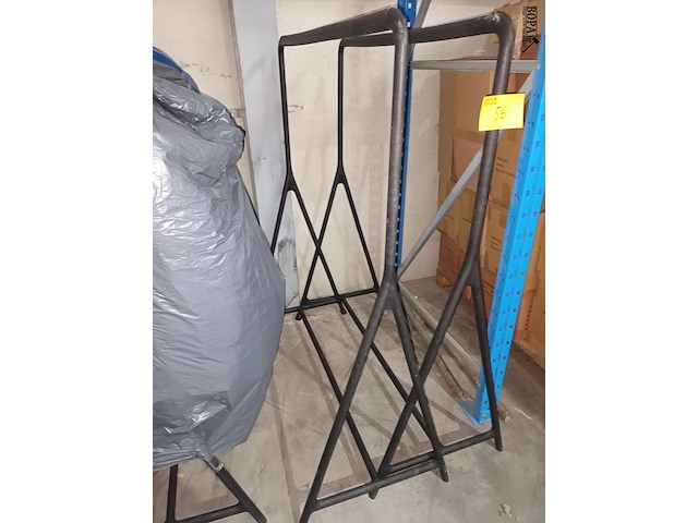 Lot 56 - kledingrek. 2 stuks - afbeelding 2 van  4