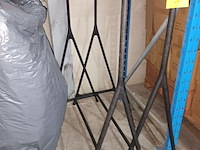 Lot 56 - kledingrek. 2 stuks - afbeelding 2 van  4