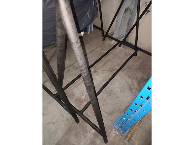 Lot 56 - kledingrek. 2 stuks - afbeelding 3 van  4