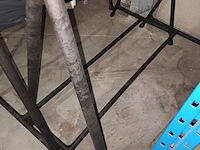 Lot 56 - kledingrek. 2 stuks - afbeelding 3 van  4