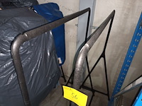 Lot 56 - kledingrek. 2 stuks - afbeelding 4 van  4