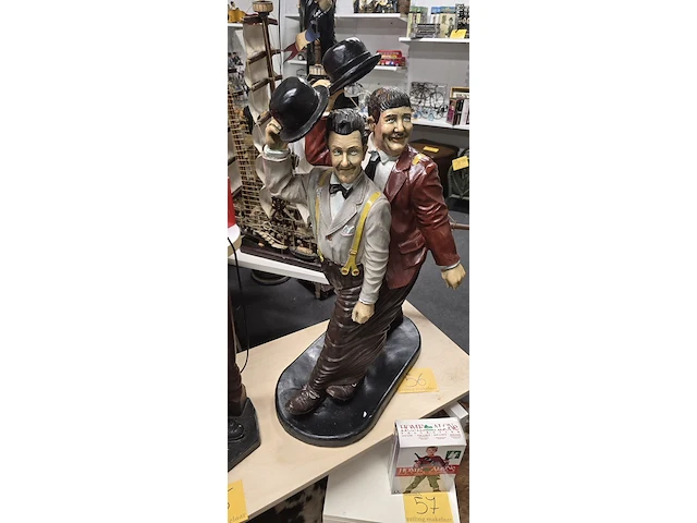 Lot 56 - laurel & hardy stappend - afbeelding 1 van  3
