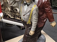 Lot 56 - laurel & hardy stappend - afbeelding 1 van  3