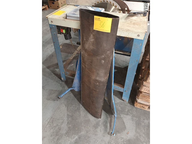 Lot 56 - metalen schep en rubberen rol - afbeelding 1 van  3