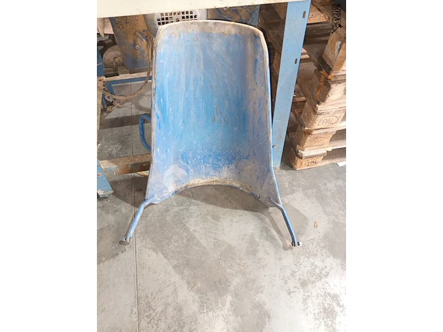 Lot 56 - metalen schep en rubberen rol - afbeelding 2 van  3