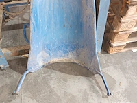 Lot 56 - metalen schep en rubberen rol - afbeelding 2 van  3