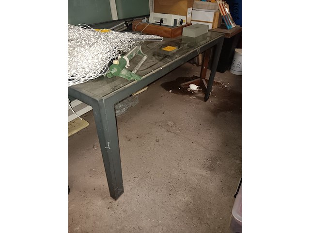 Lot 56 - metalen tafel met glazen blad - afbeelding 1 van  2