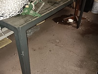 Lot 56 - metalen tafel met glazen blad - afbeelding 1 van  2