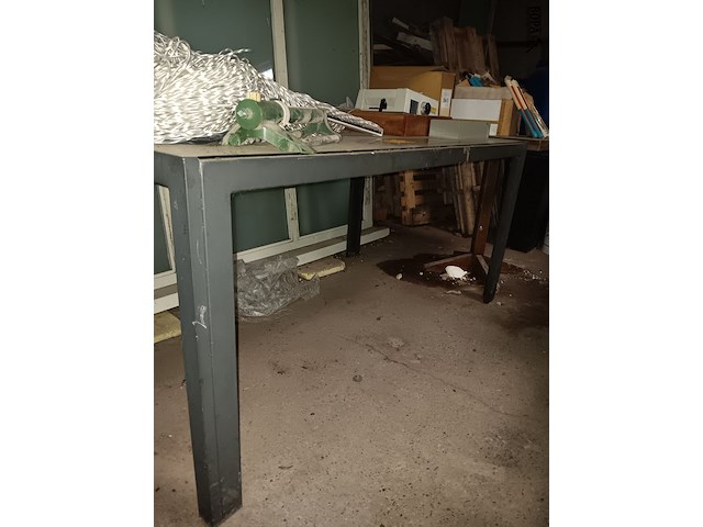 Lot 56 - metalen tafel met glazen blad - afbeelding 2 van  2