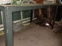 Lot 56 - metalen tafel met glazen blad - afbeelding 2 van  2