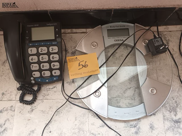 Lot 56 - personenweegschaal en telefoon - afbeelding 1 van  3