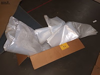 Lot 56 - plastieken zeilen - afbeelding 1 van  2