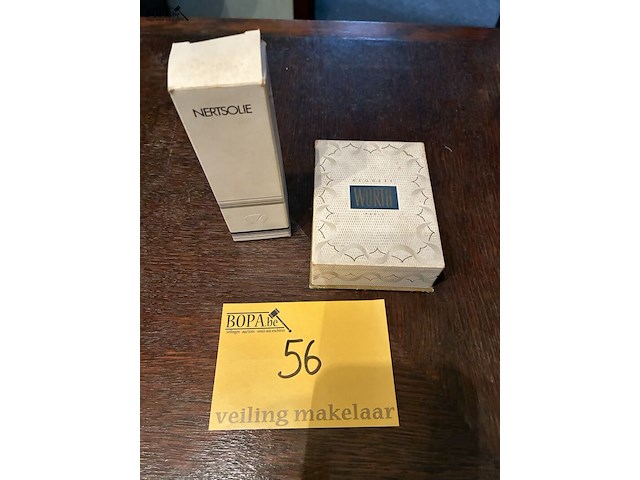 Lot 56 - worth vintage parfumflesje en nertsolie - afbeelding 1 van  2