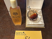 Lot 56 - worth vintage parfumflesje en nertsolie - afbeelding 2 van  2