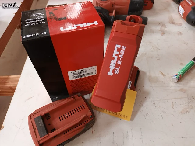Lot 560 - accu werklamp hilti - afbeelding 2 van  3
