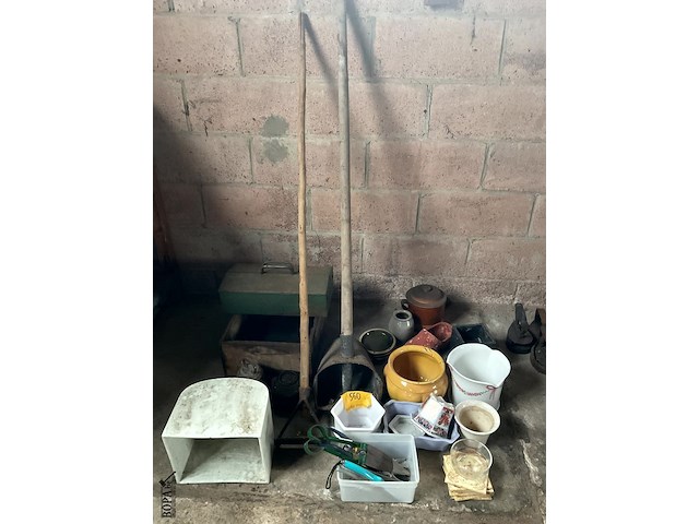 Lot 560 - lot tuingerief bloempotten - afbeelding 1 van  7