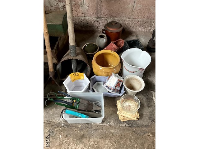 Lot 560 - lot tuingerief bloempotten - afbeelding 2 van  7