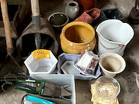 Lot 560 - lot tuingerief bloempotten - afbeelding 2 van  7