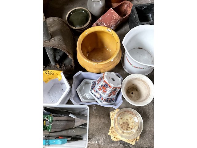 Lot 560 - lot tuingerief bloempotten - afbeelding 3 van  7