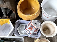 Lot 560 - lot tuingerief bloempotten - afbeelding 3 van  7