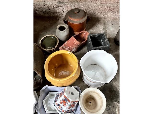 Lot 560 - lot tuingerief bloempotten - afbeelding 4 van  7