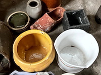 Lot 560 - lot tuingerief bloempotten - afbeelding 4 van  7