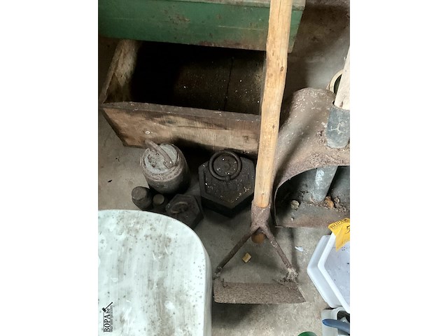 Lot 560 - lot tuingerief bloempotten - afbeelding 6 van  7