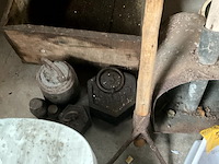 Lot 560 - lot tuingerief bloempotten - afbeelding 6 van  7