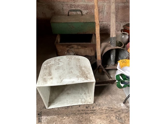 Lot 560 - lot tuingerief bloempotten - afbeelding 7 van  7