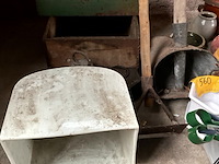 Lot 560 - lot tuingerief bloempotten - afbeelding 7 van  7