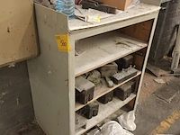 Lot 560 - open kast met inhoud - afbeelding 1 van  3