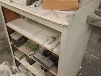 Lot 560 - open kast met inhoud - afbeelding 3 van  3