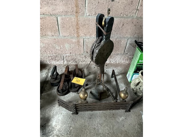 Lot 561 - haard onderdelen, 5 strijkijzers - afbeelding 1 van  4