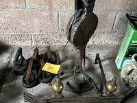 Lot 561 - haard onderdelen, 5 strijkijzers - afbeelding 1 van  4