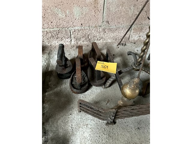 Lot 561 - haard onderdelen, 5 strijkijzers - afbeelding 2 van  4