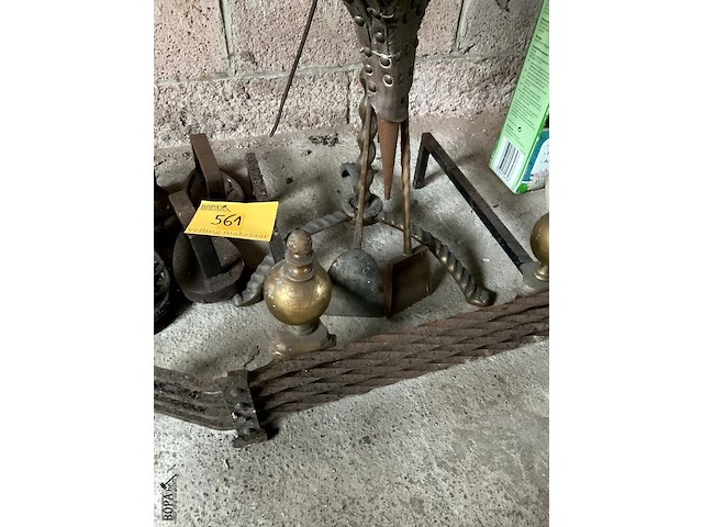 Lot 561 - haard onderdelen, 5 strijkijzers - afbeelding 3 van  4
