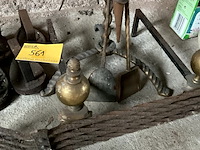 Lot 561 - haard onderdelen, 5 strijkijzers - afbeelding 3 van  4