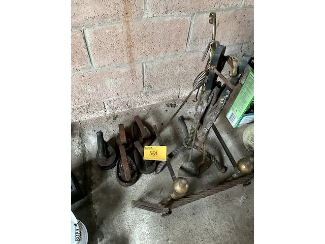 Lot 561 - haard onderdelen, 5 strijkijzers - afbeelding 4 van  4